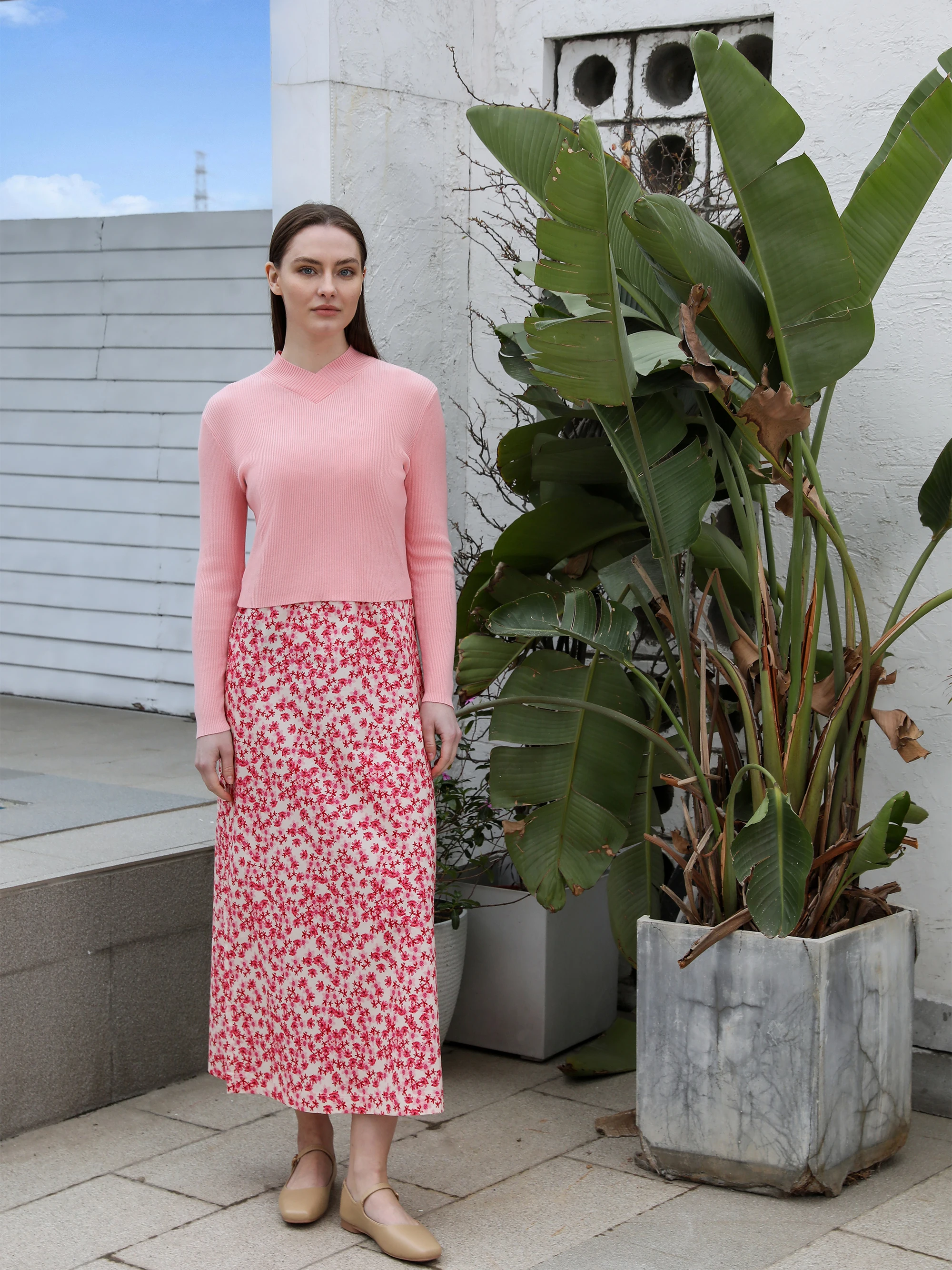 Pink Satin Slip Dress: Knitting V-Neck
  Sweater Style Clothing (2025 Spring)