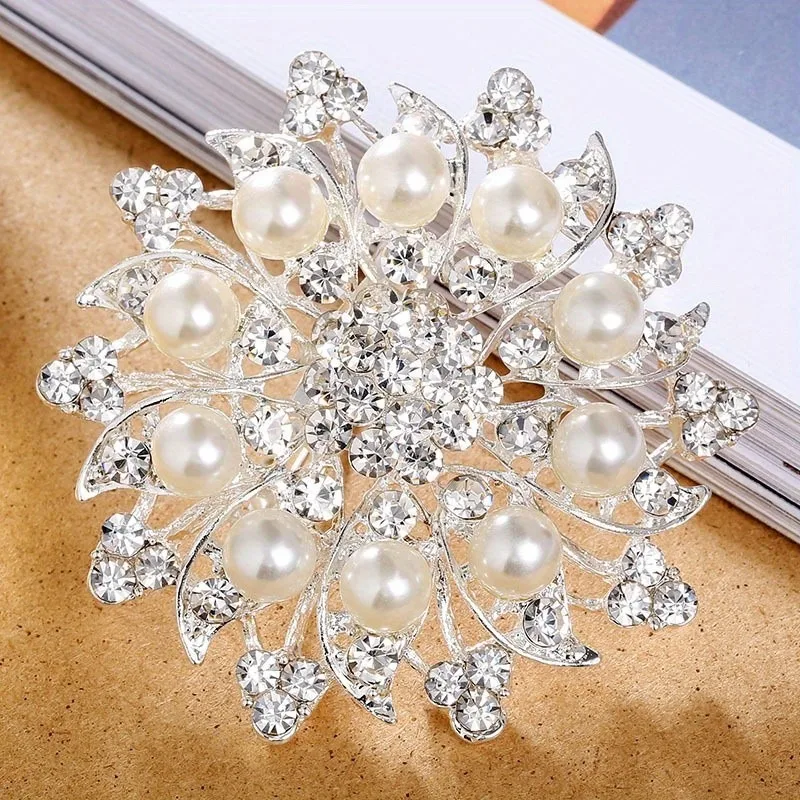 Women's Simple Rhinestone Pearl Clip
  Brooch: Hollow Metal Flower Pin